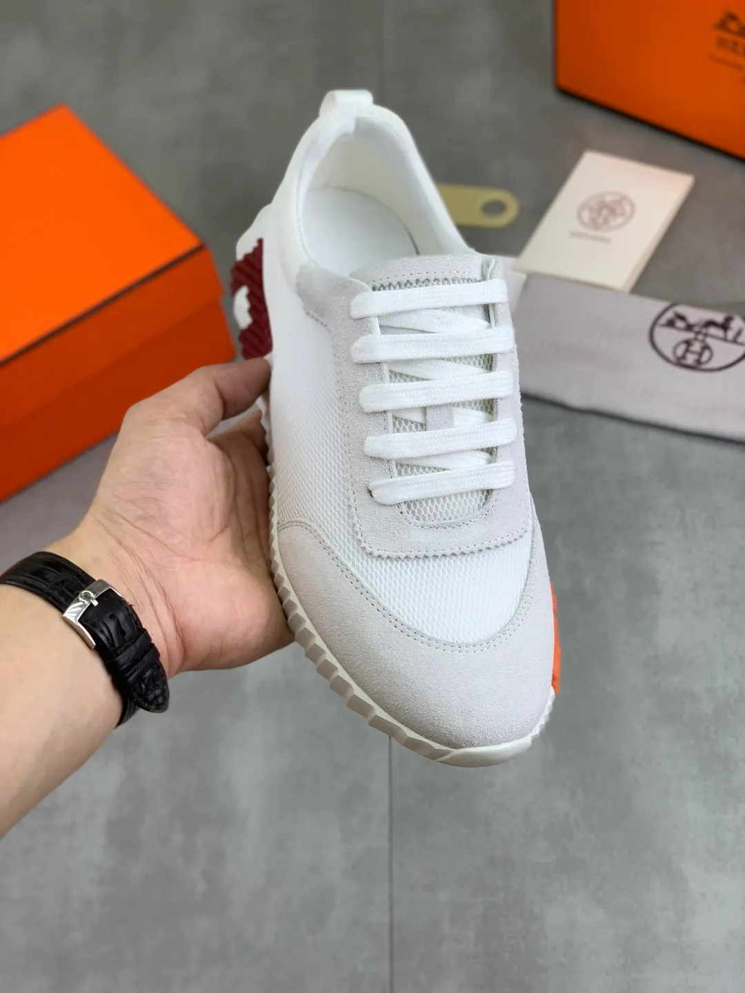 Men's men's shoes 💰P580 New model Top version Original order Hermes Men's Drift Sneaker Summer new casual sports shoes Original purchase, development, production H family men's classic series, technical breathable fabrics with cowhide, casual sports shoes, casual shoes, sports dad shoes combine high-tech breathable materials and cowhide, H family exclusive button decoration on the side. The outsole is full of H italic design and bright colors to show vitality and continue the brand design inspiration. Stroll around the city lightly and feel free and comfortable. Delivered in exquisite packaging 🛍📦 ▪️Fabric: original customized breathable material + first-layer cowhide ▪️Inner: cowhide feet ▪️Outsole: molded and evacuated PU+TPU material ▪️Size: 35-45 Multiple colors available Premium packaging